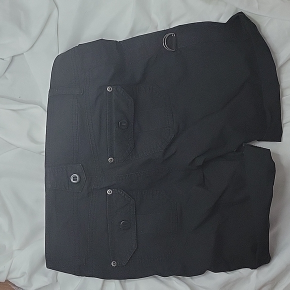 Black cargo shorts for travel - Picture 2 of 3